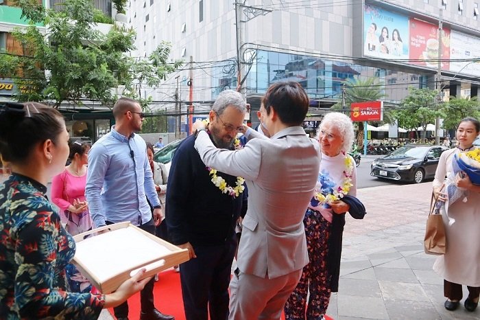 Tổng Quản lý khách sạn Potique tặng vòng hoa chào đón cựu Thủ tướng Ehud Barak và phu nhân